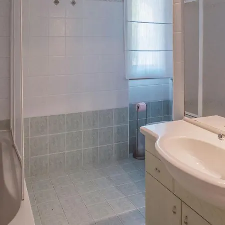 Paradiso - Luna Garten-ferienwohnung Mit Pool Sueglio
